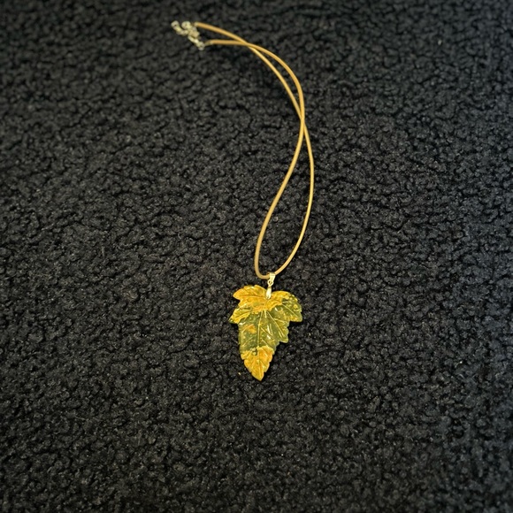 Necklace  🍁 leaf 🍁 shaped pendant necklace. - Picture 8 of 8